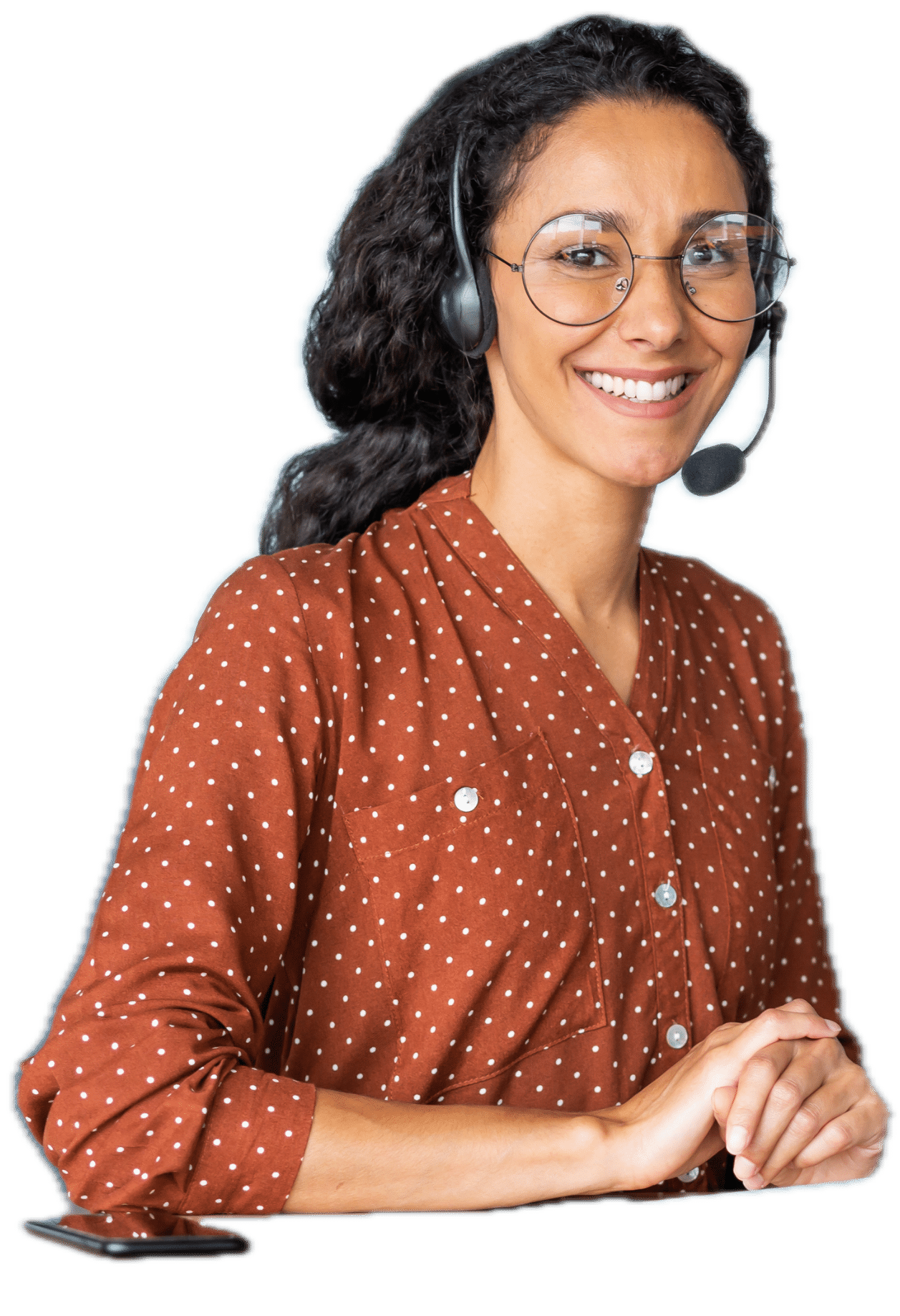 femme qui est au téléphone et qui sourit